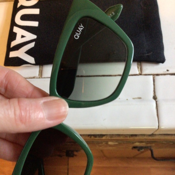 NEW! Quay call the shots green smoke main image 5